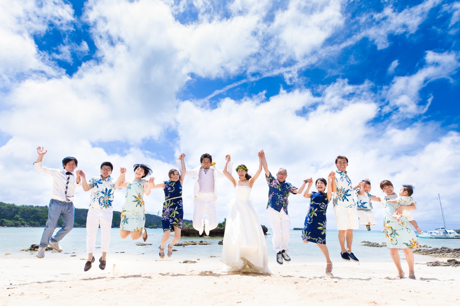 「HAPPY WEDDING!!!!!!!」 アクアルーチェチャぺル　ビーチ(恩納村)