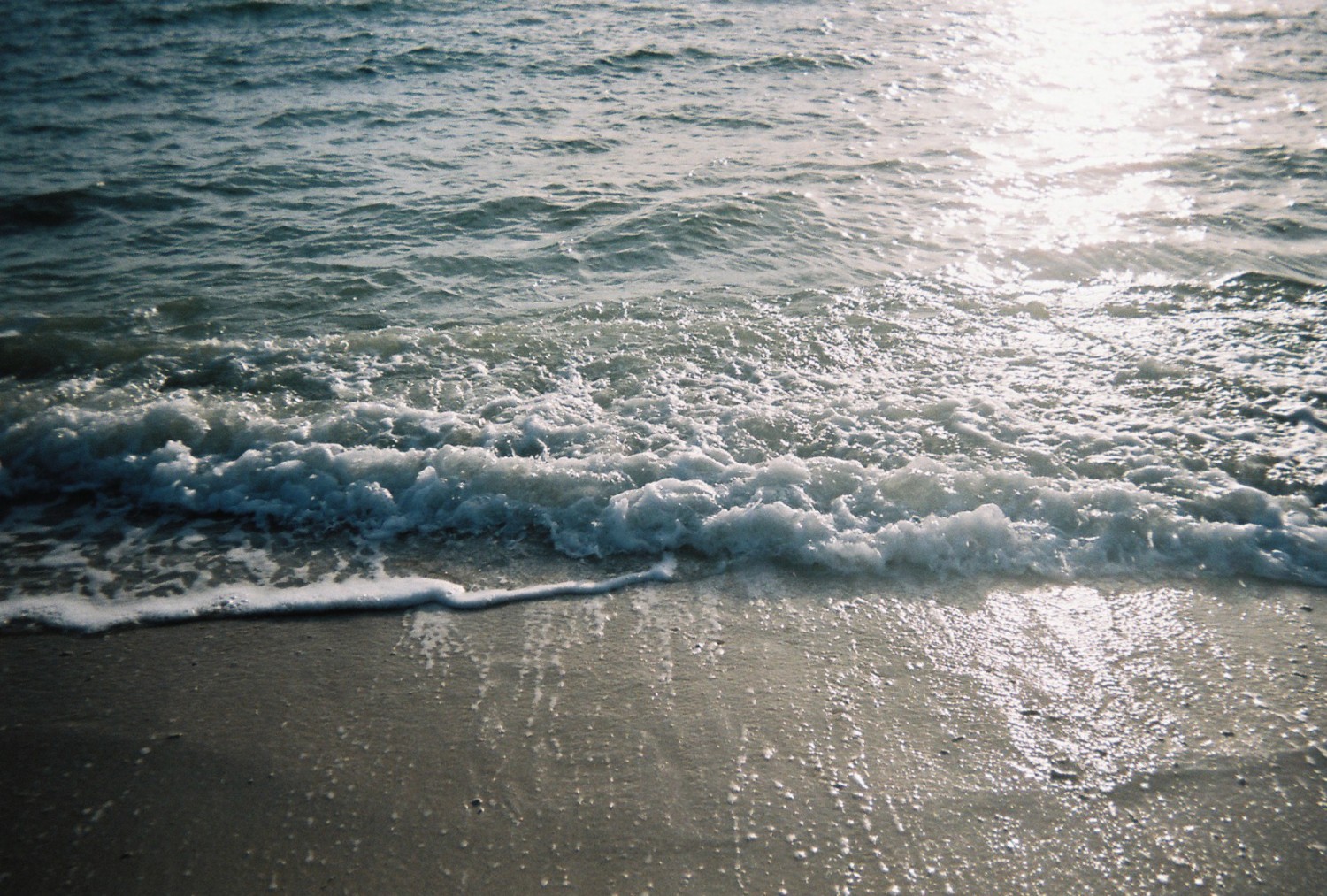 「寄っては返す波の音」 豊崎美らSUNビーチ