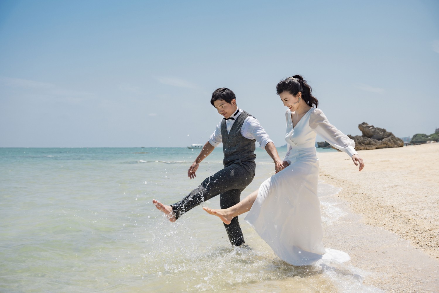 「透明な海を天高く」 百名ビーチ(南城市)