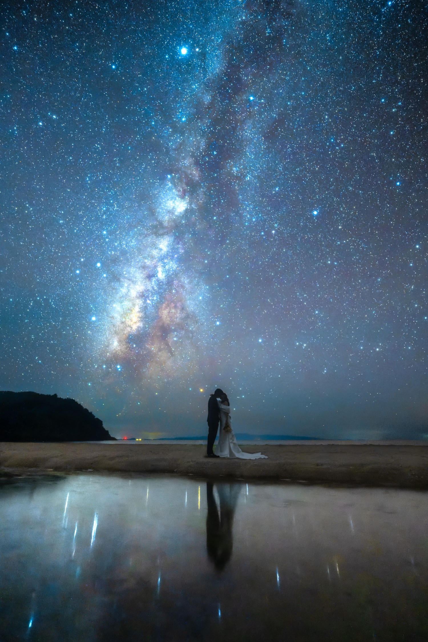 「水面にも映し出される新郎新婦と星々たち」 ビーチ(石垣市)