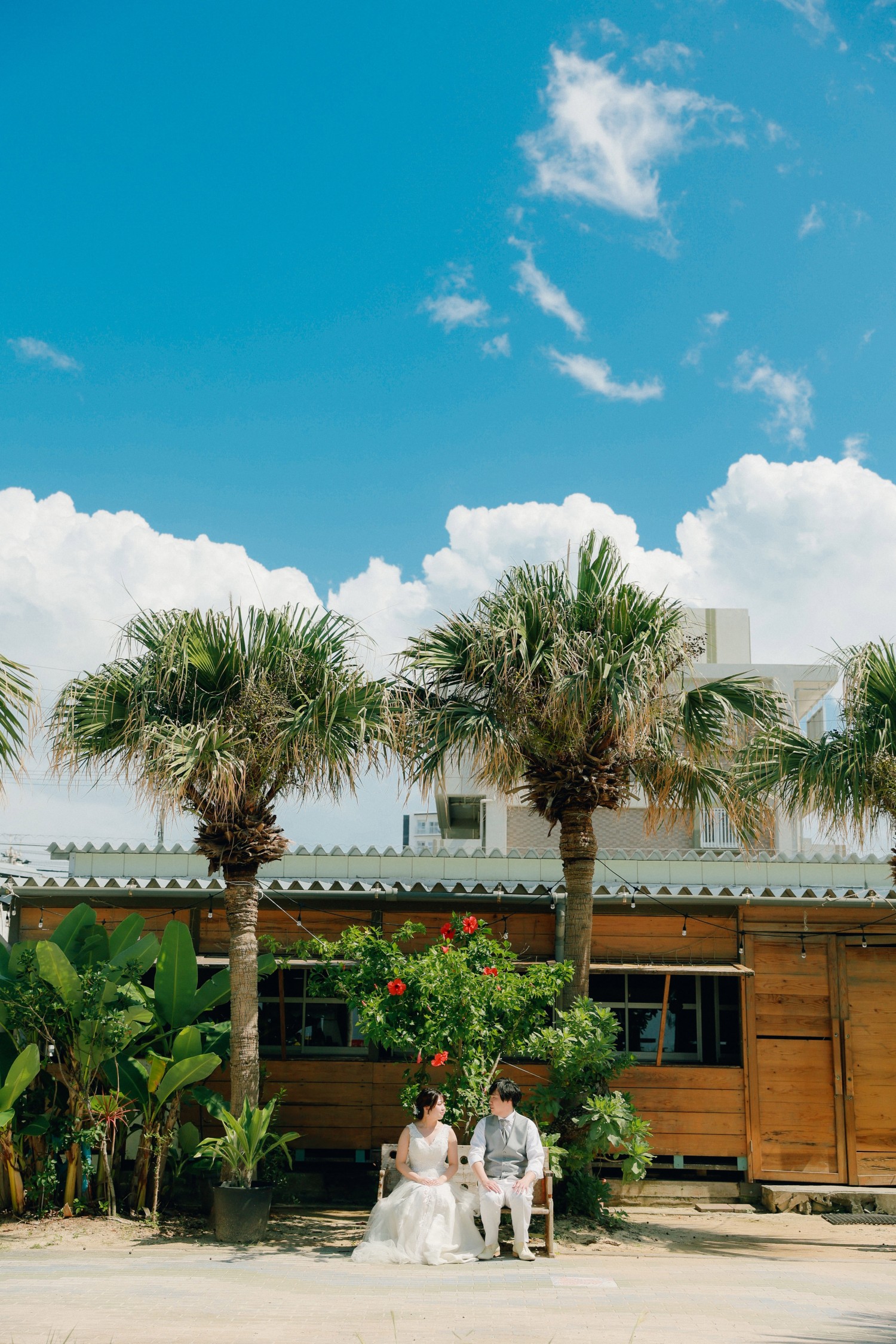 「青空、白雲、椰子、扶桑花と僕ら」 アラハビーチ(北谷町)