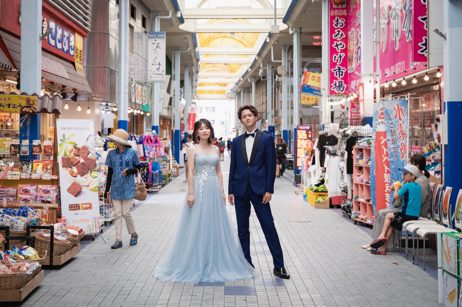 「カラフルな商店街と新郎新婦と」 ユーグレナモール(石垣市)