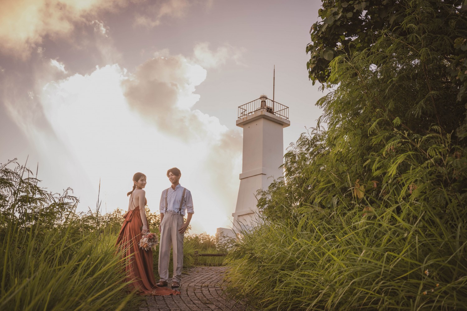 「小さな灯台とふたり」 観音崎灯台(石垣市)