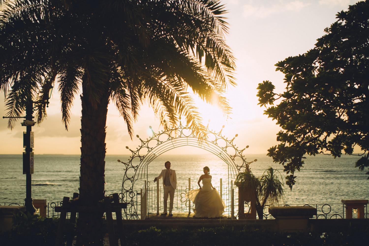 「夕日とヤシの木と私たち」 アメリカンビレッジ(北谷町)