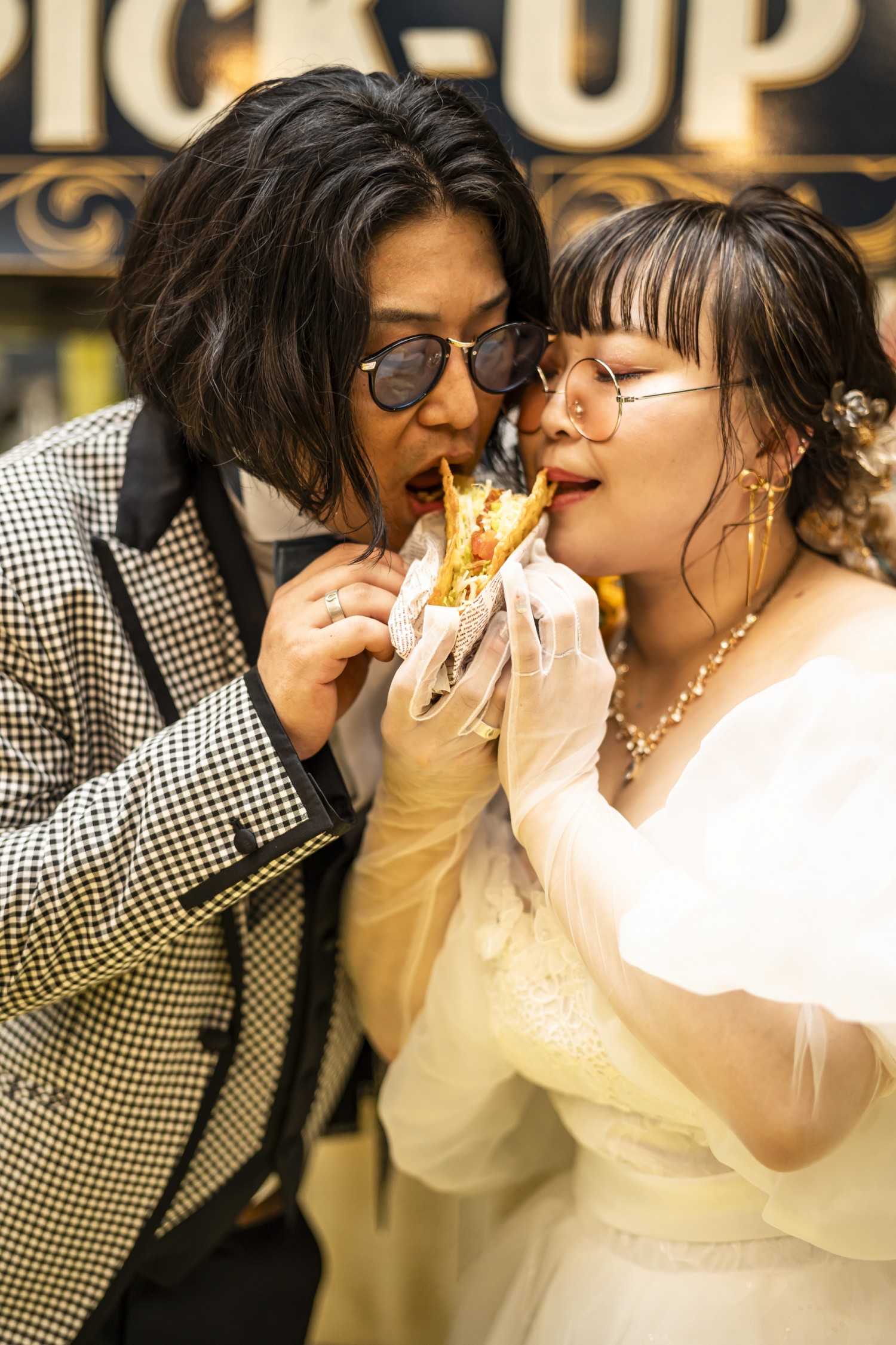 「タコスを頬張る可愛いお二人！」 アメリカンビレッジ(北谷町)