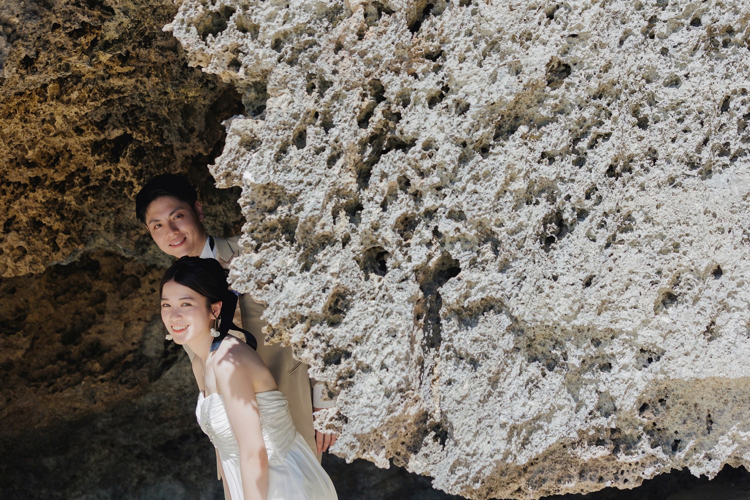 「岩陰から」 瀬底ビーチ(本部町)