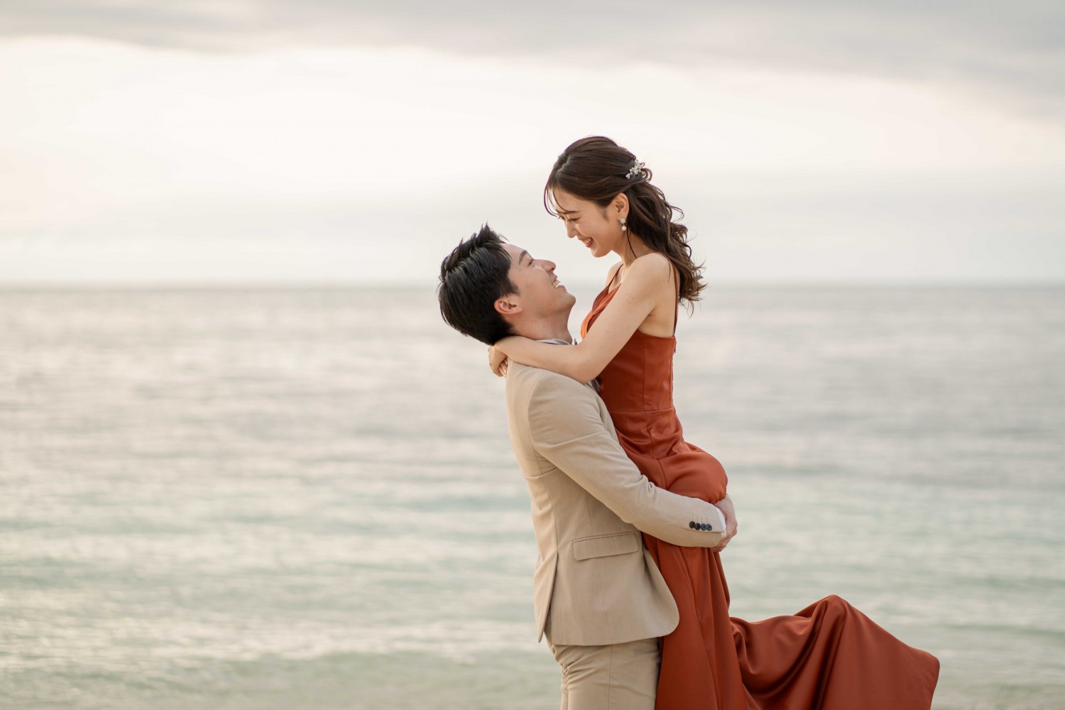 「夕暮れに笑顔を添えて」 冨着ビーチ(恩納村)