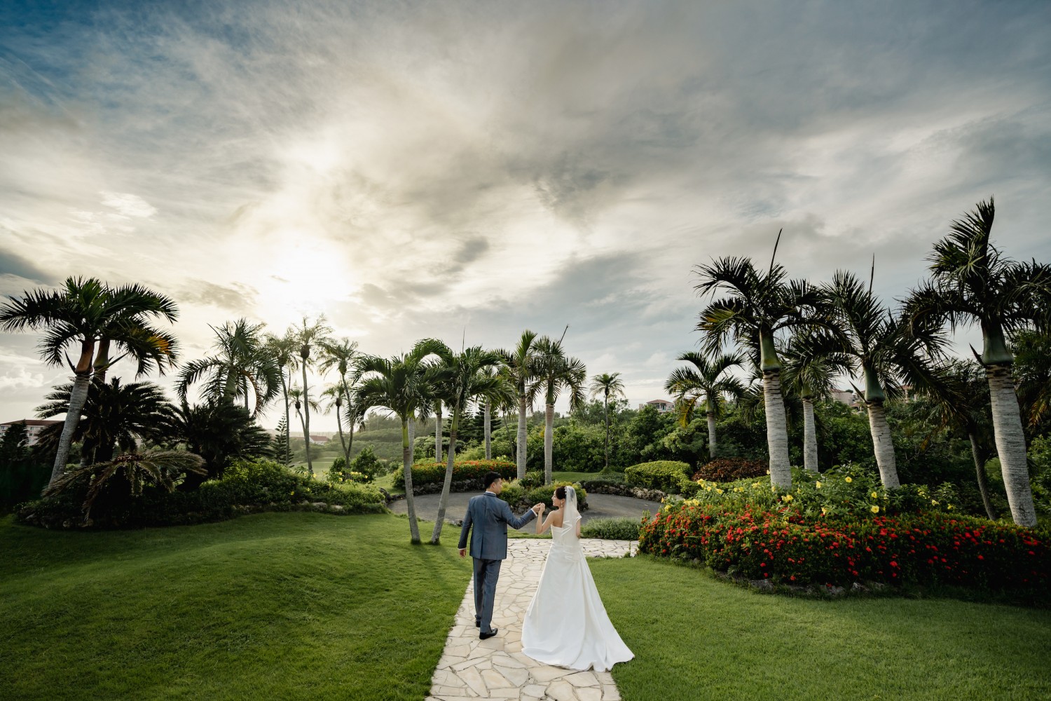 「ワイフをエスコート」 アラマンダチャペル(宮古島市)