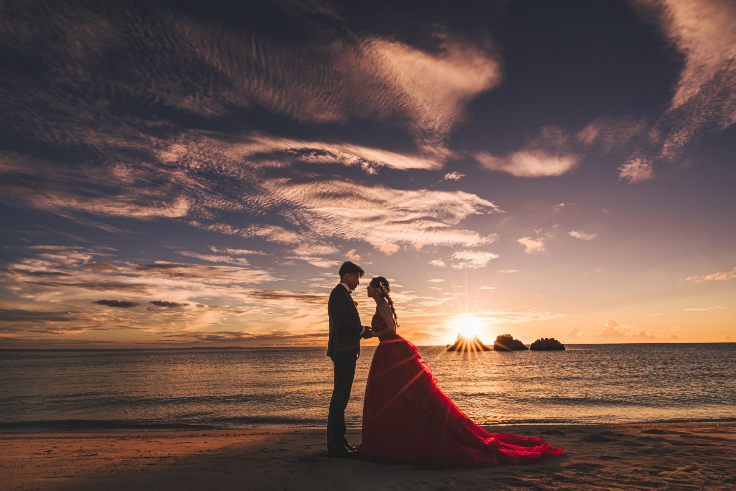 「"Eternal Sunset" 〜光で描く写真〜」 アラハビーチ(北谷町)