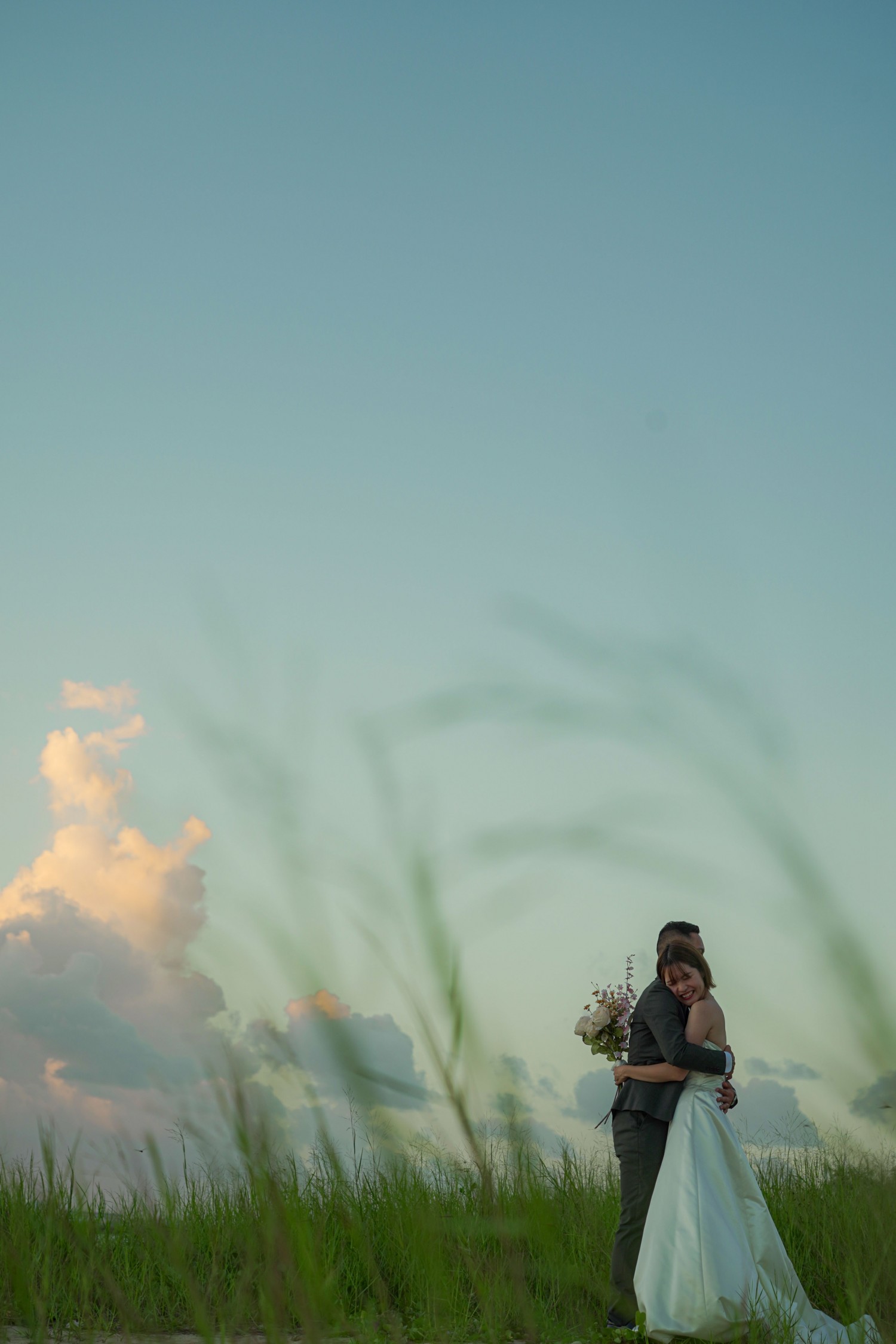 「夕暮れ時の空。淡い青とオレンジと、大好きな人。」 北名城ビーチ(糸満市)