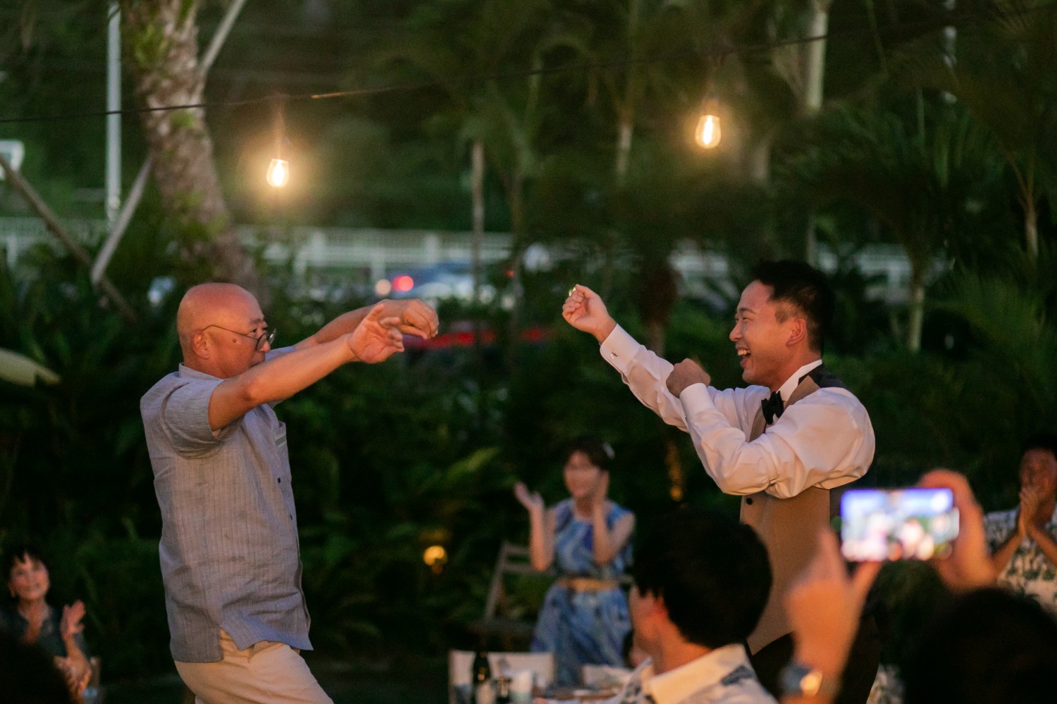 「新郎と父のカチャーシー」 レストラン イル・ド・レ(恩納村)