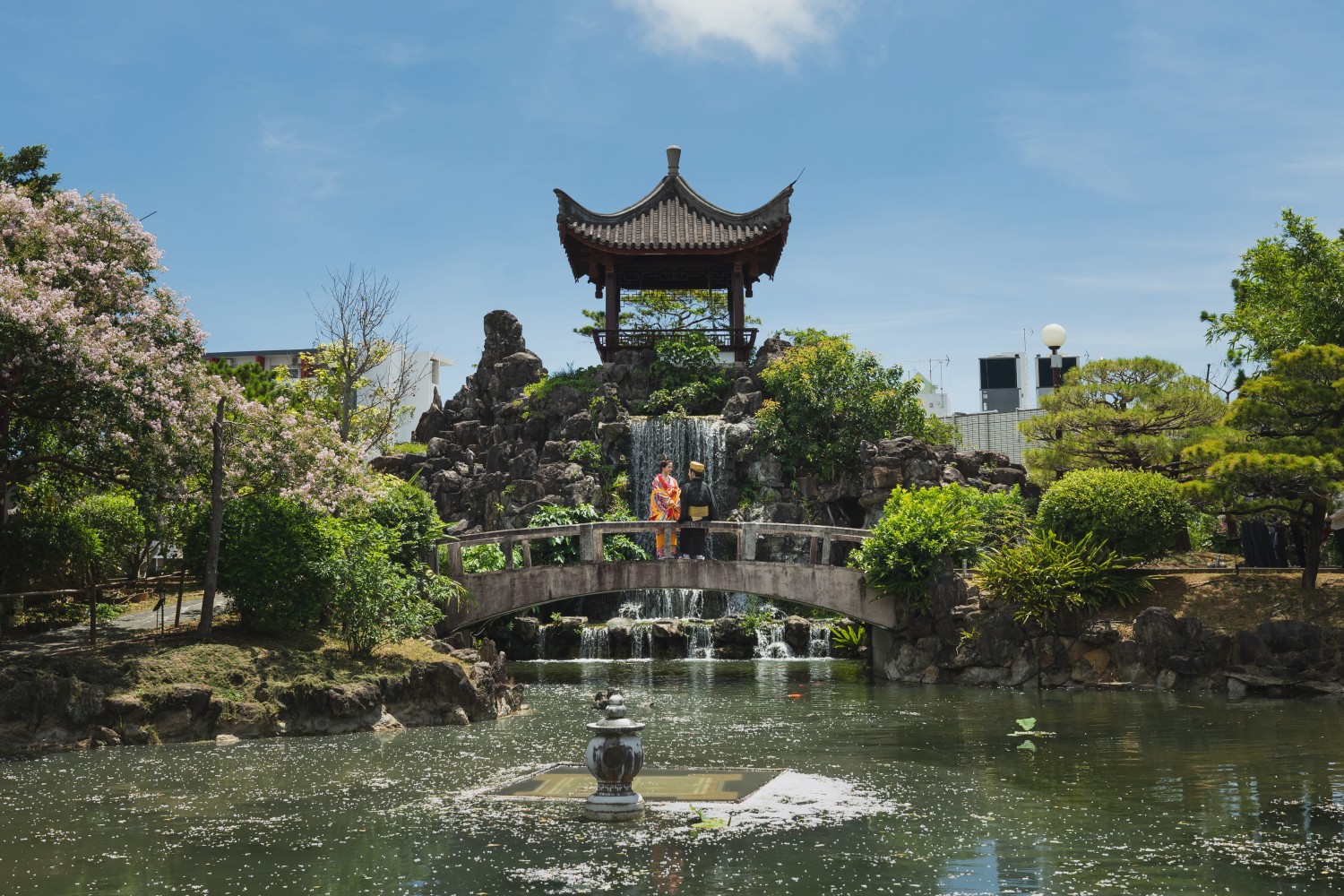 「夏に架かる橋」 福州園(那覇市)