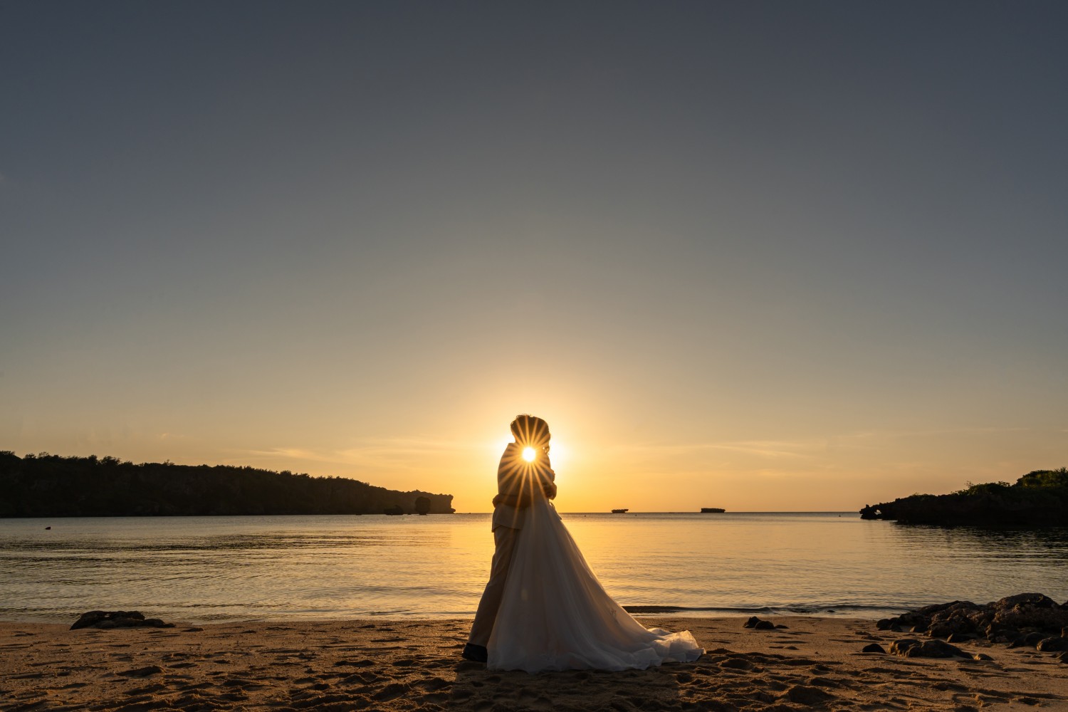 「ふたりの間から指す夕陽」 万座ビーチ(恩納村)