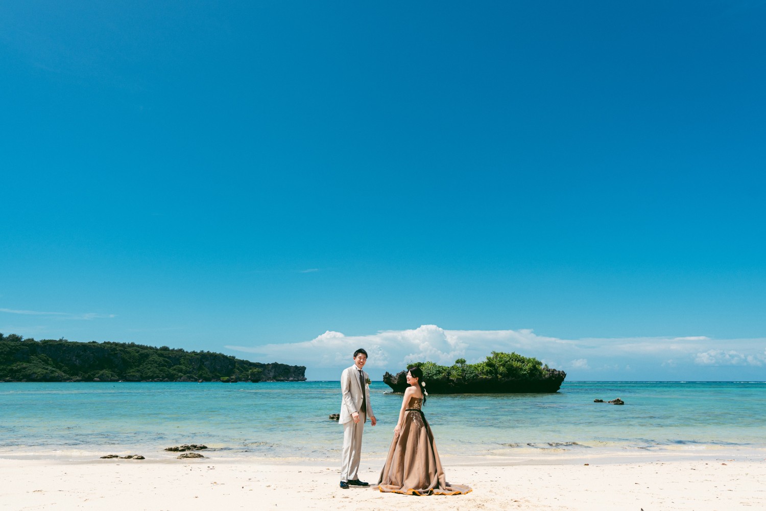 「自然体の二人と沖縄の青」 万座ビーチ(恩納村)