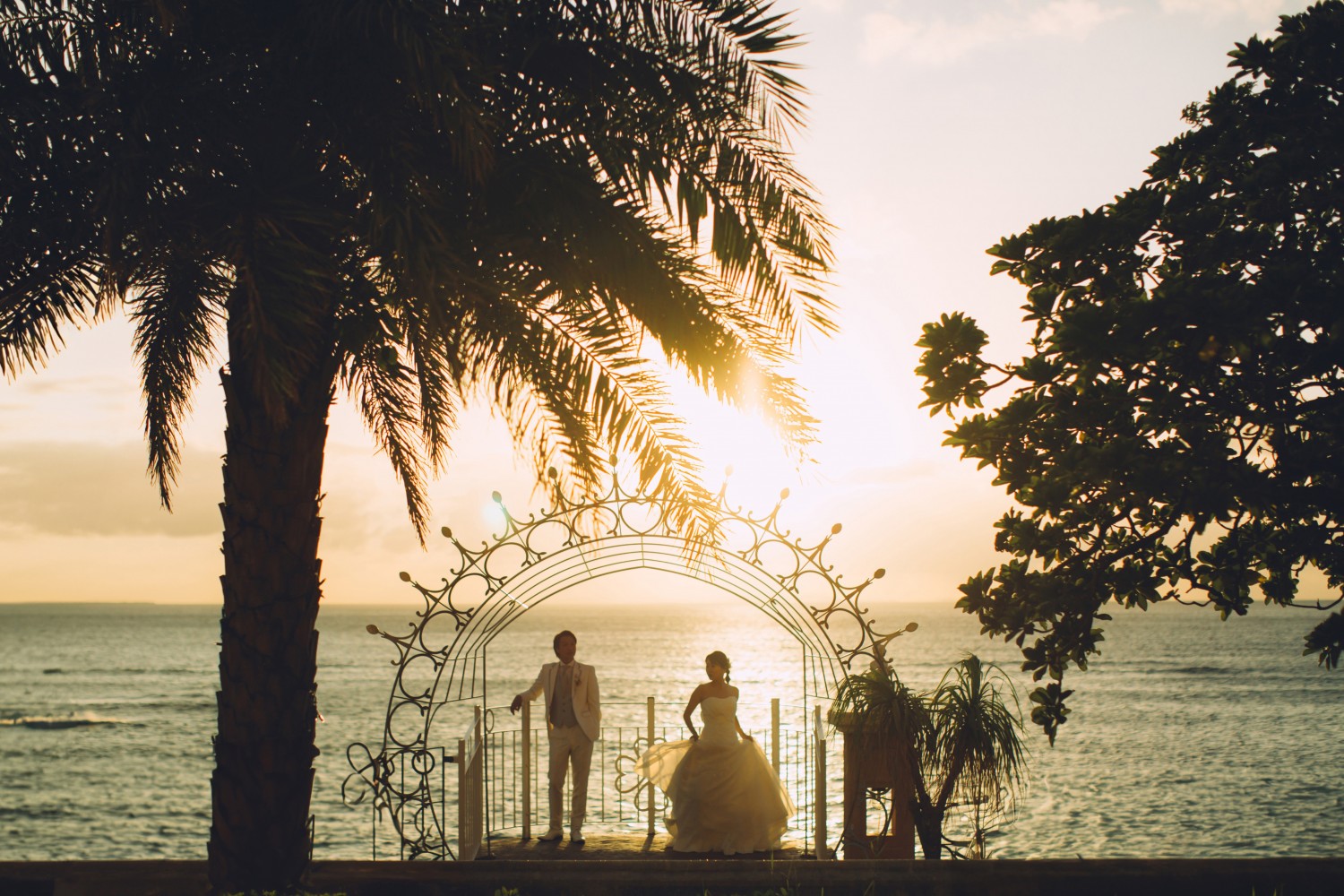 「愛を夕日をアーチに込めて」 アメリカンヴィレッチ(北谷町)