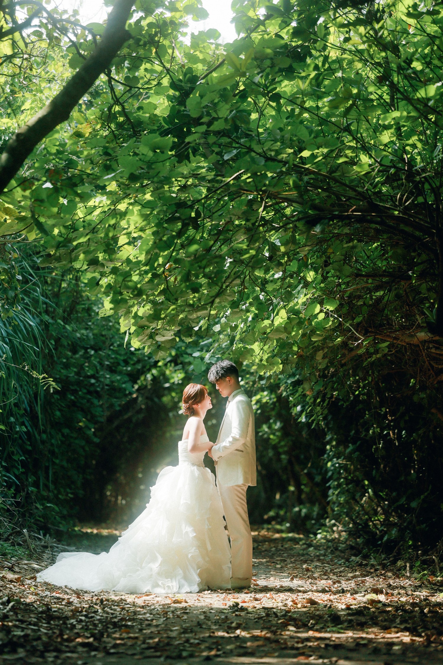 「木漏れ日の中で」 前浜ビーチ(宮古島市)