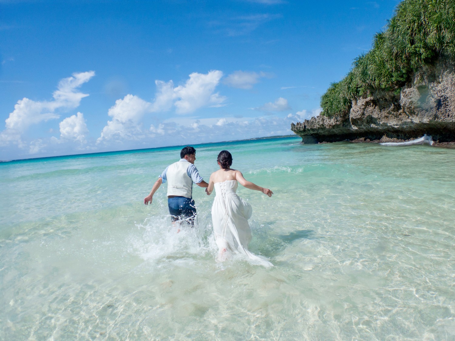 「海ではしゃいで」 与那覇前浜(宮古島市)