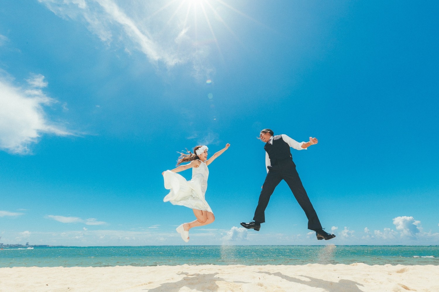 「夫婦ジャンプ」 アラハビーチ(北谷町)