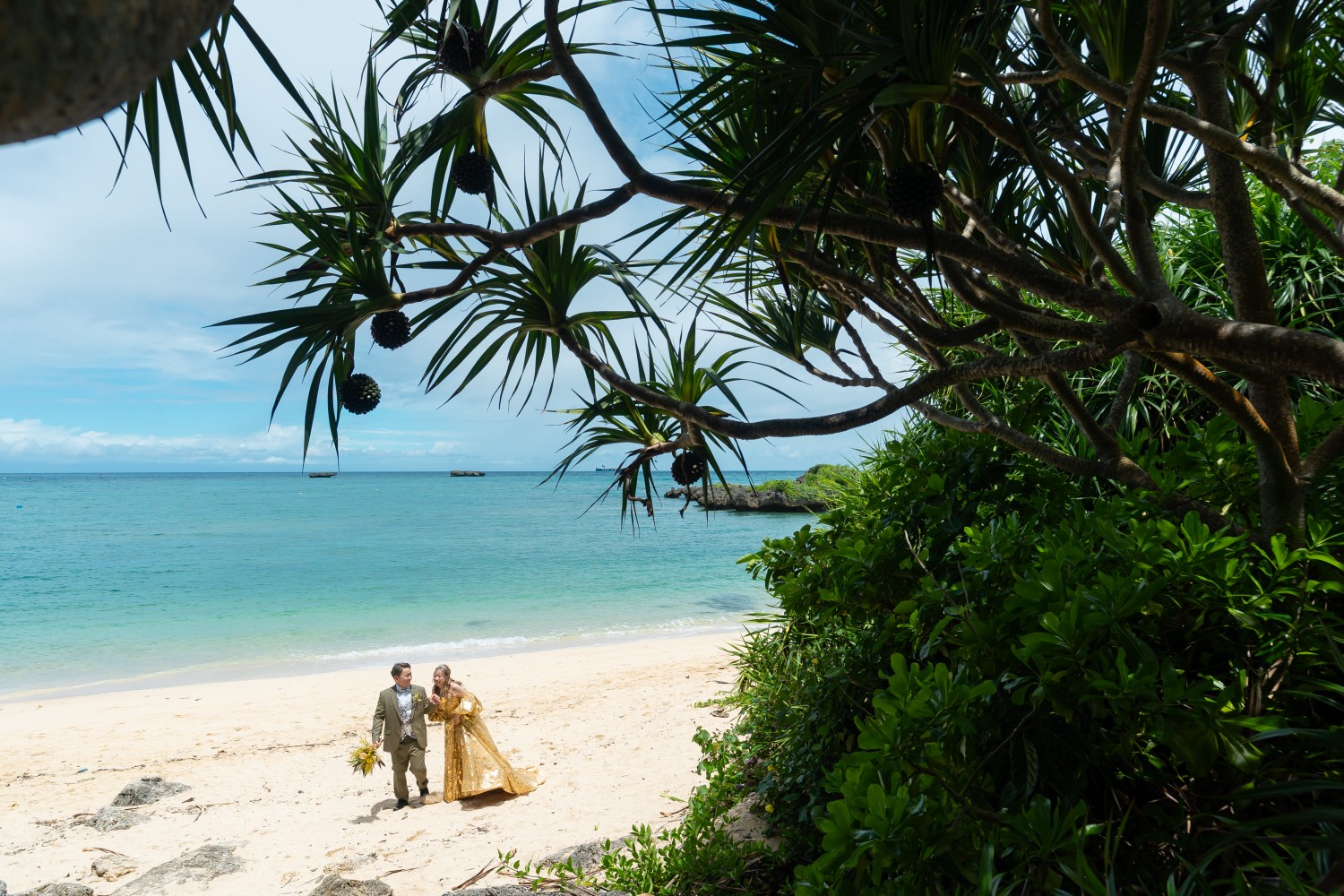 「お互い肩とかぶつけてあったり〜」 万座ビーチ(恩納村)