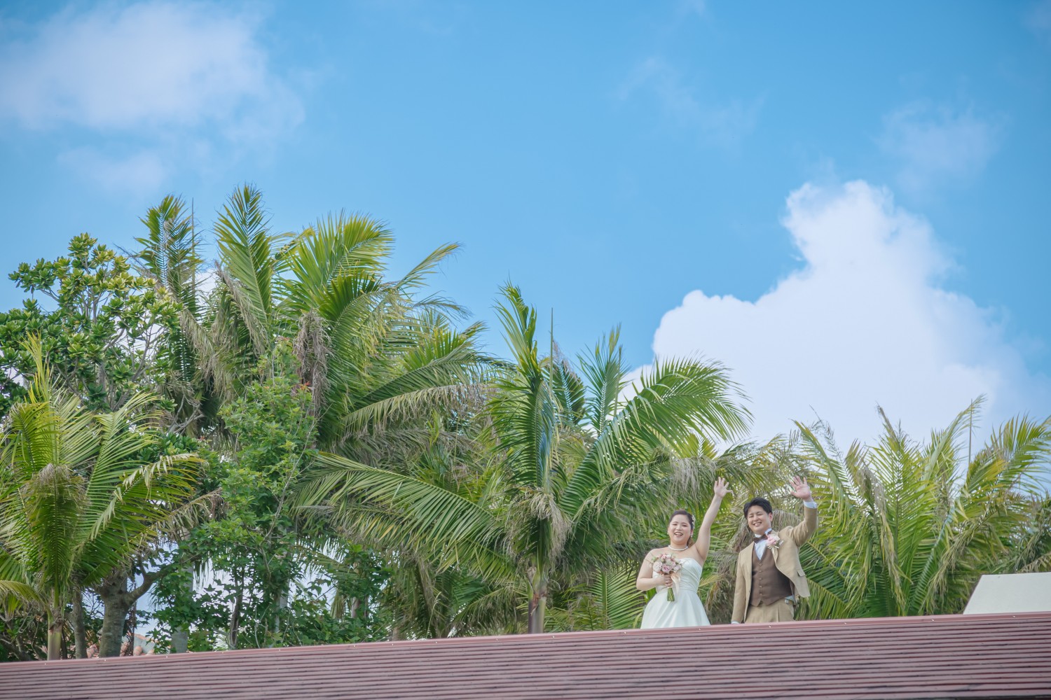 「屋根の上から手振り」 グランブルーチャペルinカヌチャ(名護市)